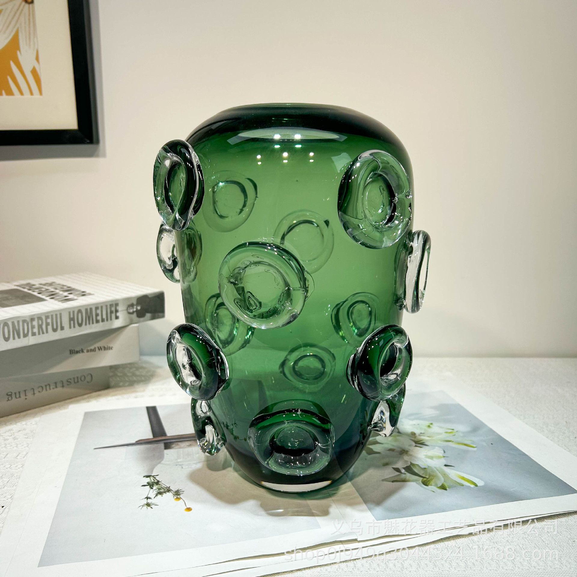 Luz y lujo moderno vasos de vidrio grueso en casa mesa de comedor vinos decoración creativa sala modelo de decoración de alto nivel arreglador de flores