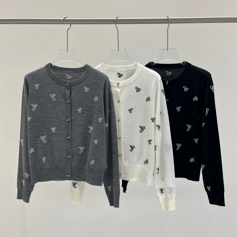 In Stock: Spring 2026 New Miu Series Wool Youthful Bow Jacquard Round Neck Thin Knit Air Conditioning Cardigan, Slimming Effect In Stock: Spring 2026 New Miu Series Wool Youthful Bow Jacquard Round Neck Thin Knit Air Conditioning Cardigan, Slimming Effect