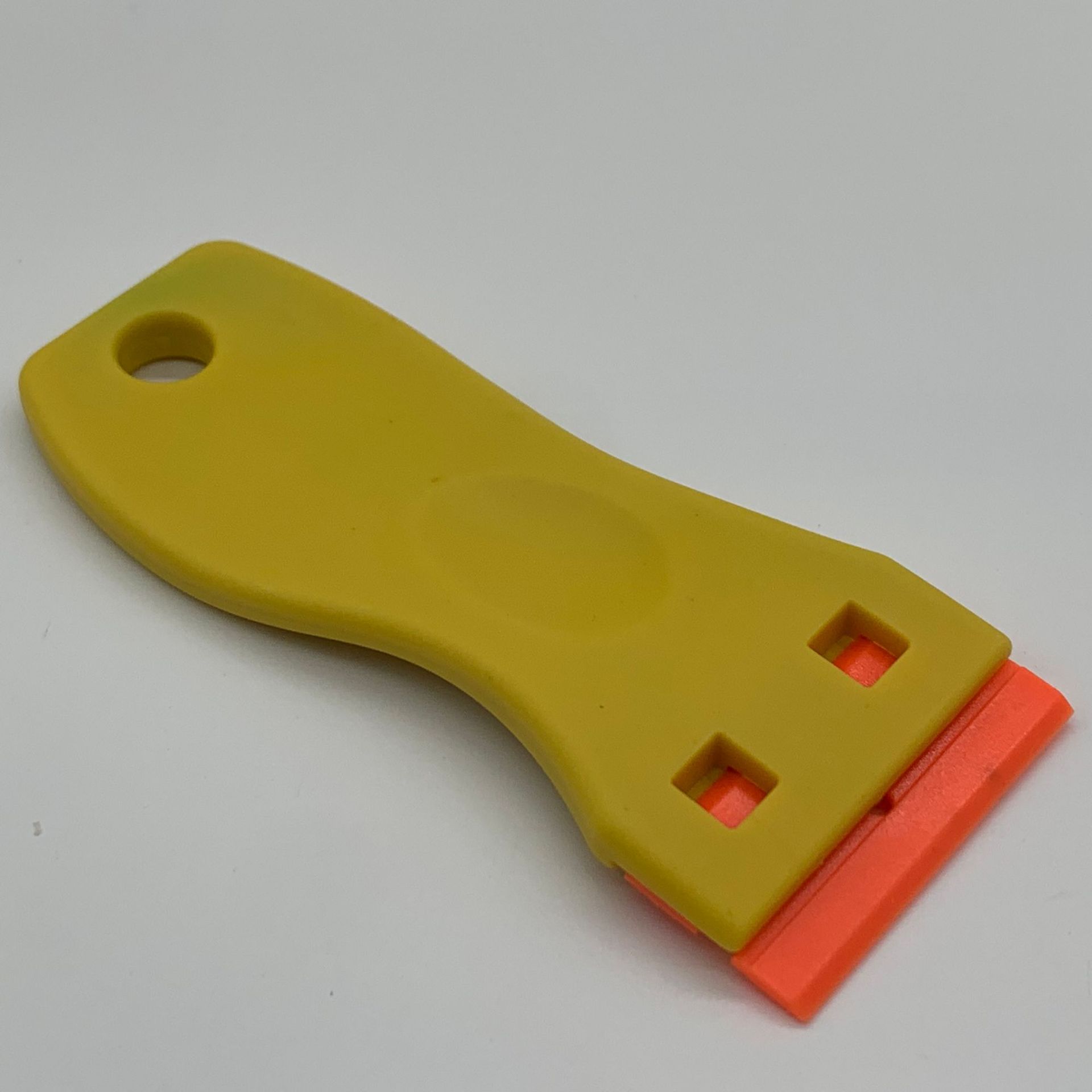 노란색 플라스틱 삽