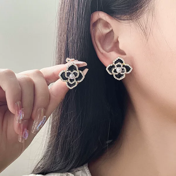Silver Needle Camellia vintage earrings online celebrity elegant clover earrings female black simple fashion niche