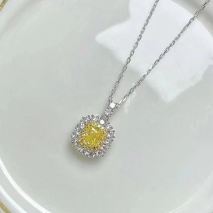 0.716ct18K Gold Classic Enclosing Yellow Diamond Necklace Fashion Simple Square Diamond Necklace First Jewelry