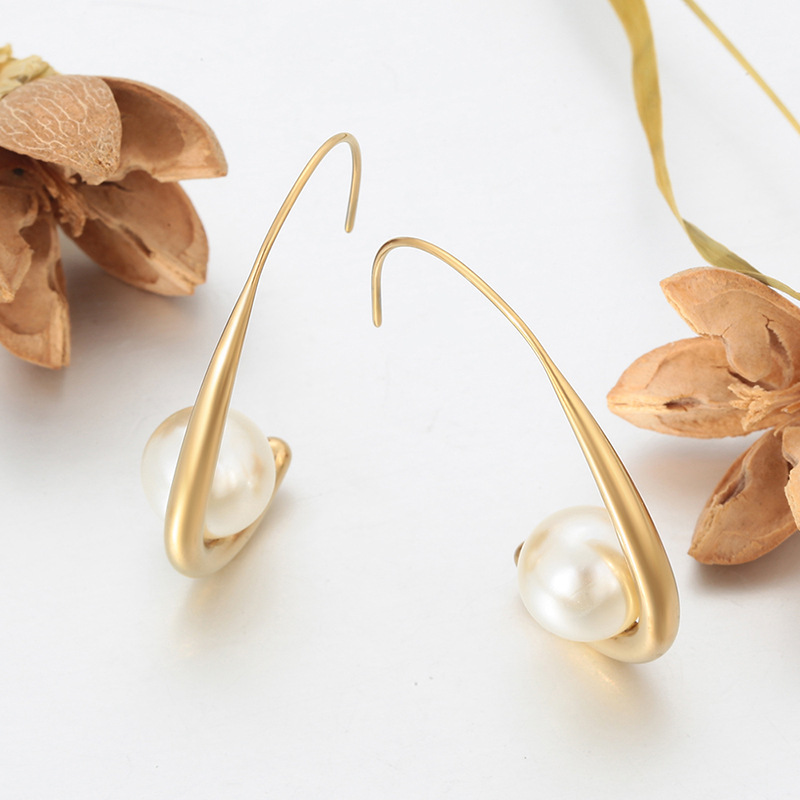 Xuping personalidad simple aretes de perlas de acero inoxidable 14k nuevo temperamento frío aretes al por mayor