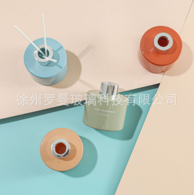 En stock al por mayor 100mL boca de tornillo de gama alta botella de aromaterapia cilíndrica sin fuego botella vacía avanzada botella de aromaterapia montada en el automóvil con tapa