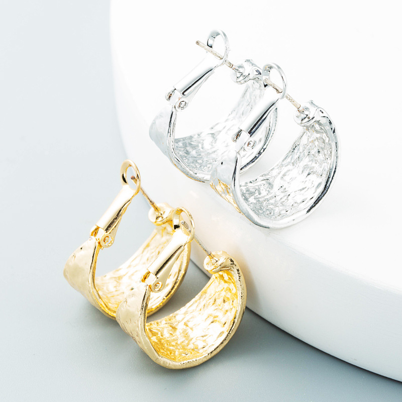 Vente En Gros Bijoux Simples Boucles D&#39;oreilles Creuses En Forme De C Nihaojewelry display picture 2