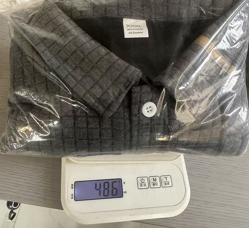 Polo da uomo monocromo con colletto con cuciture e zip_voghion.com