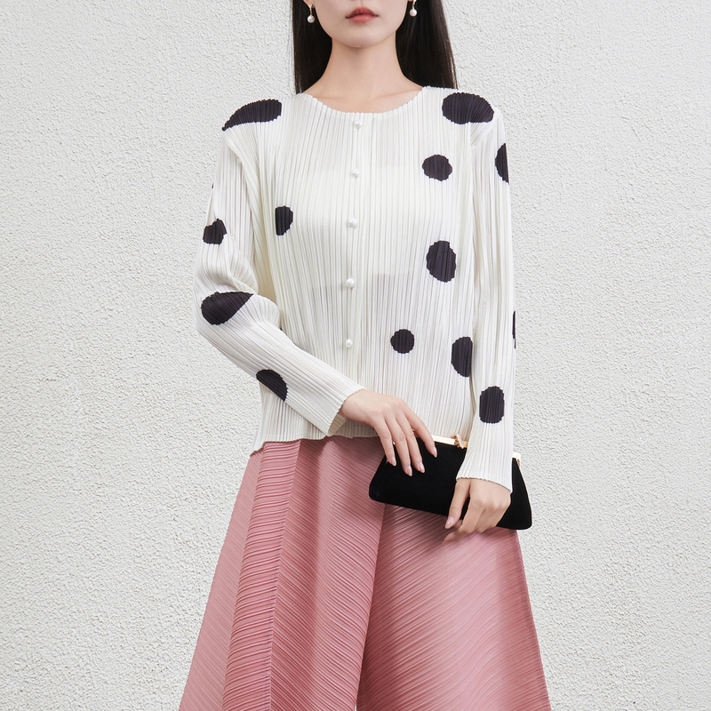 Miyake-Style Design, Loose-Fitting, Slimming Top, Retro Age-Reducing Knitwear, Round-Neck, High-End Shirt for Women