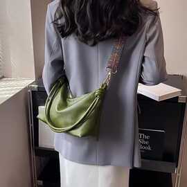 新款时尚女包高档软皮质感单肩包女士斜挎包几何宽肩带通勤包