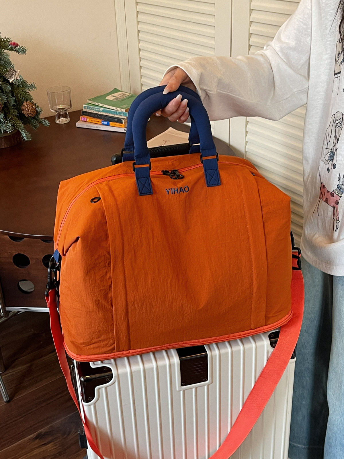 Large-capacity lightweight travel bag, hand-held crossbody bag, yoga fitness bag, portable high-style storage luggage bag