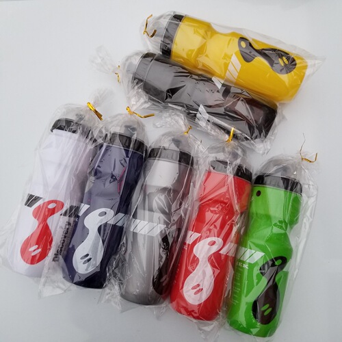 Sports water bottle depending on mountain bike sports with dust cover PC plastic water bottle equipment cycling supplies
