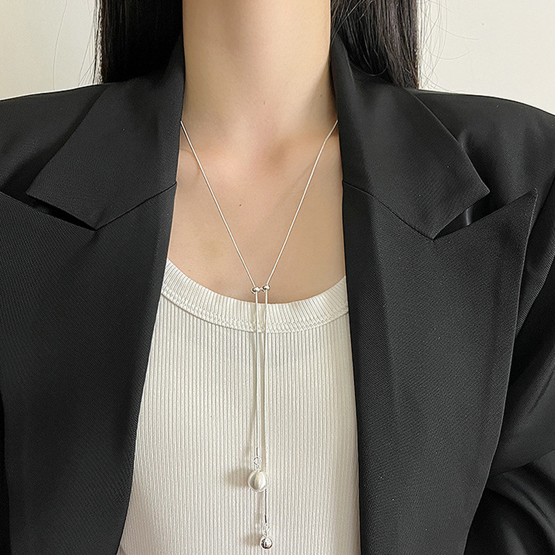 コールドスタイルのシルバーのブラッシュド加工ドロップペンダントネックレス、女性向け、ニッチなライトラグジュアリー、高級感、ロングタイプ、秋冬のセーターチェーンに万能|undefined
