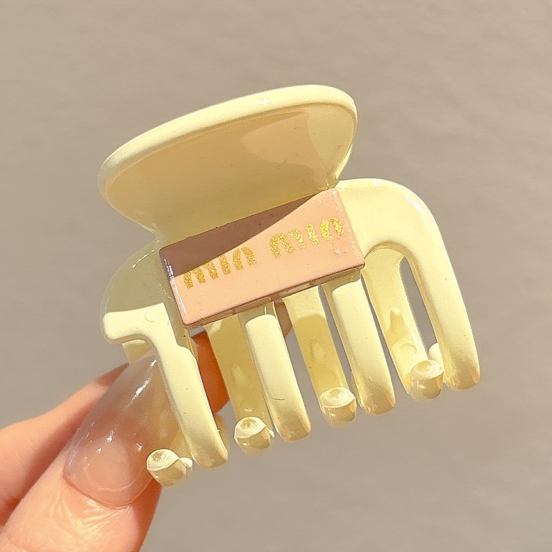 Miu letter beige gripper ~ about 4.5cm