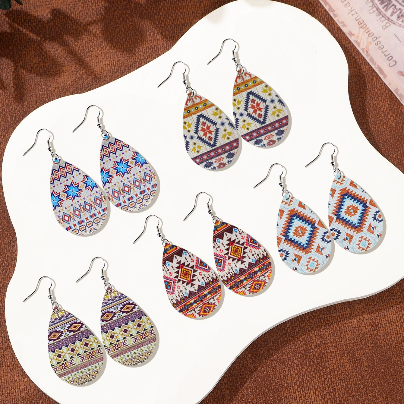 Серьги из кожи в форме слезы, западный племенной тату-близ patterns, лёгкие 6.8×3×0.5 см