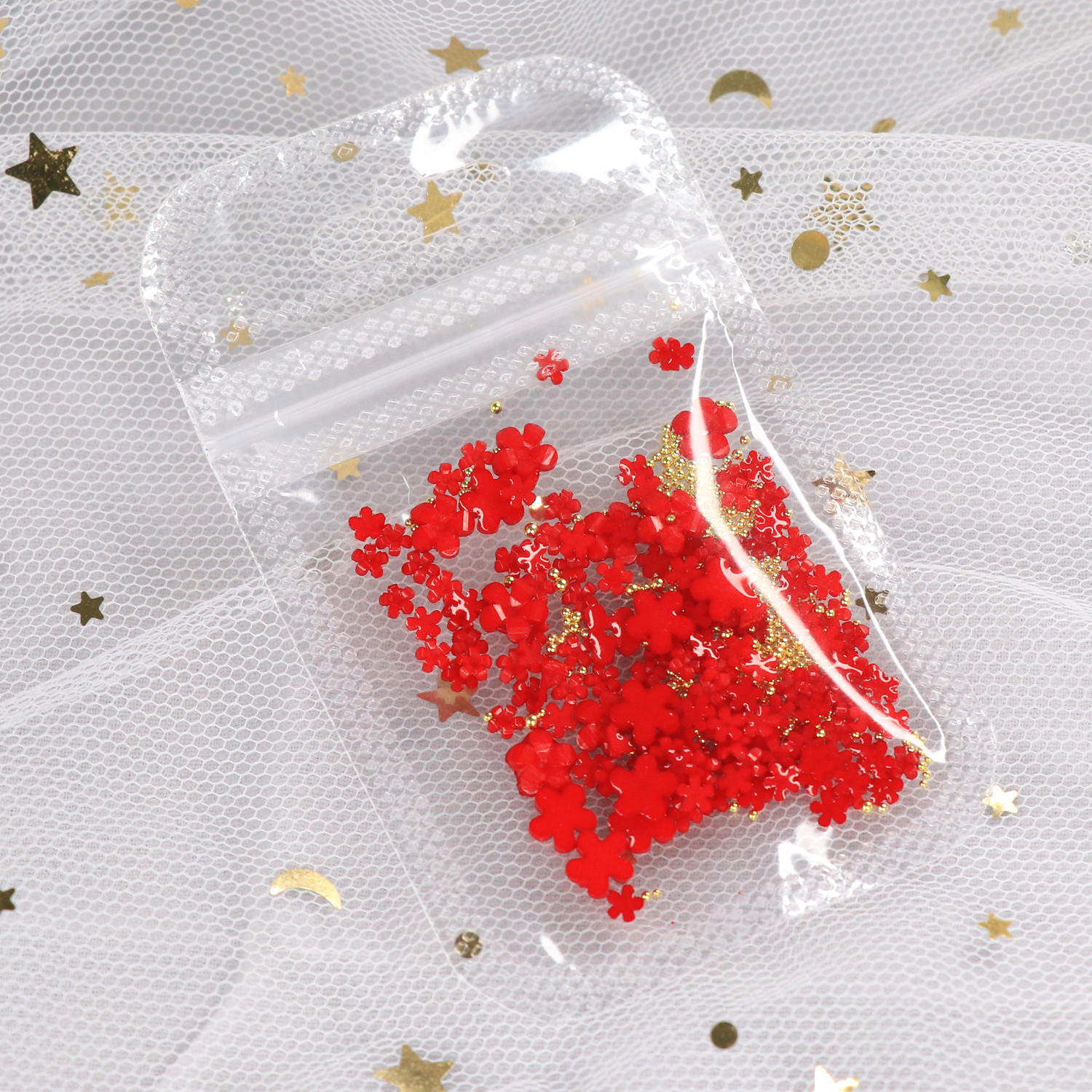 Blanco flor pequeña joyería de uñas de resina tridimensional de cinco pétalos tamaño de la flor mezclada con oro y plata cuentas de acero