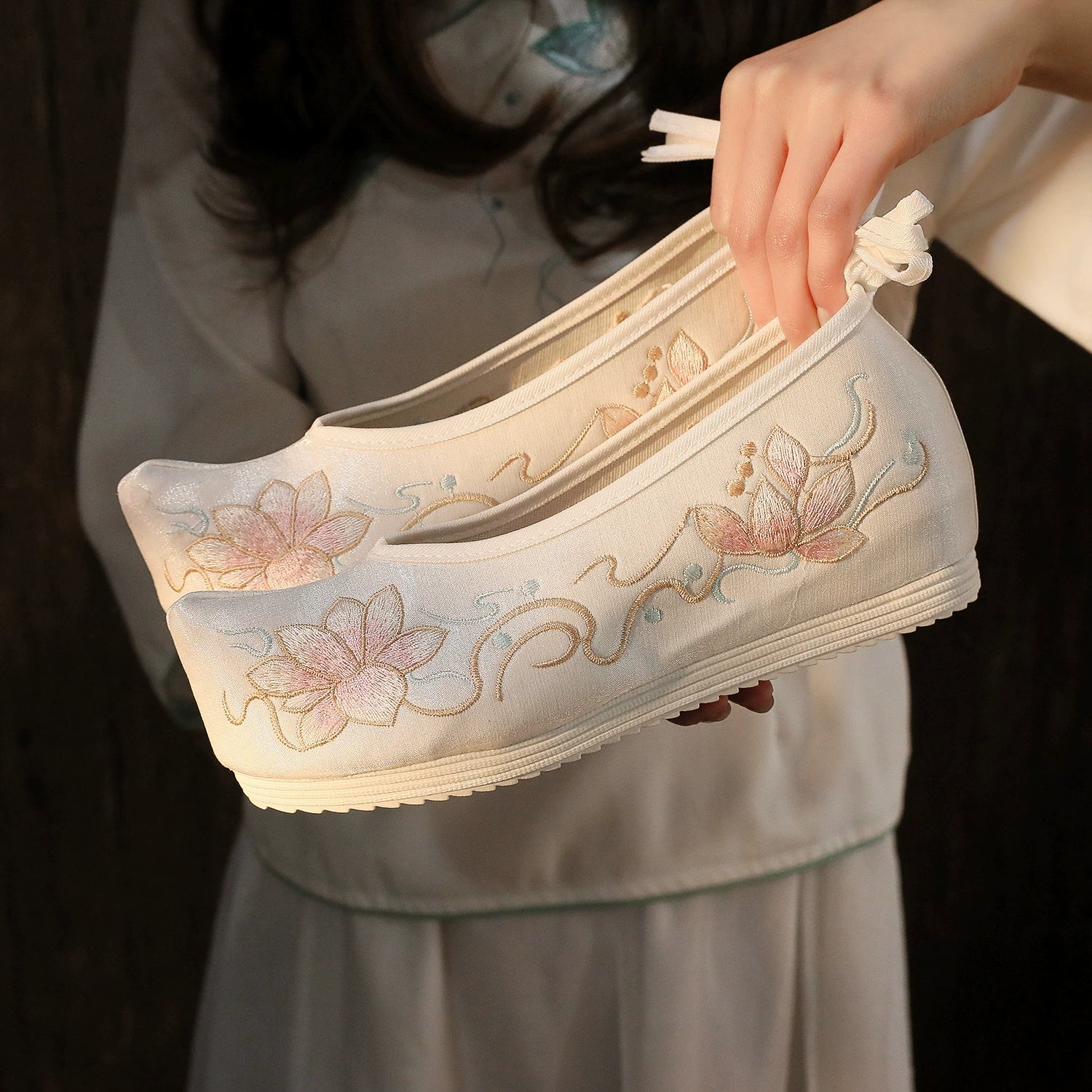 [Rain Lotus] Оригинальная новая антикварная обувь ханьфу Весенняя Однослойная обувь для студентов, обувь в стиле ретро с аркой и вышивкой