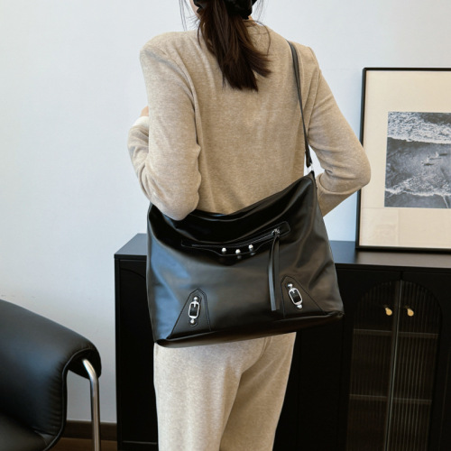 Large capacity retro bag 2024 autumn new women's bag fashionable personality shoulder bag college student crossbody tote bag