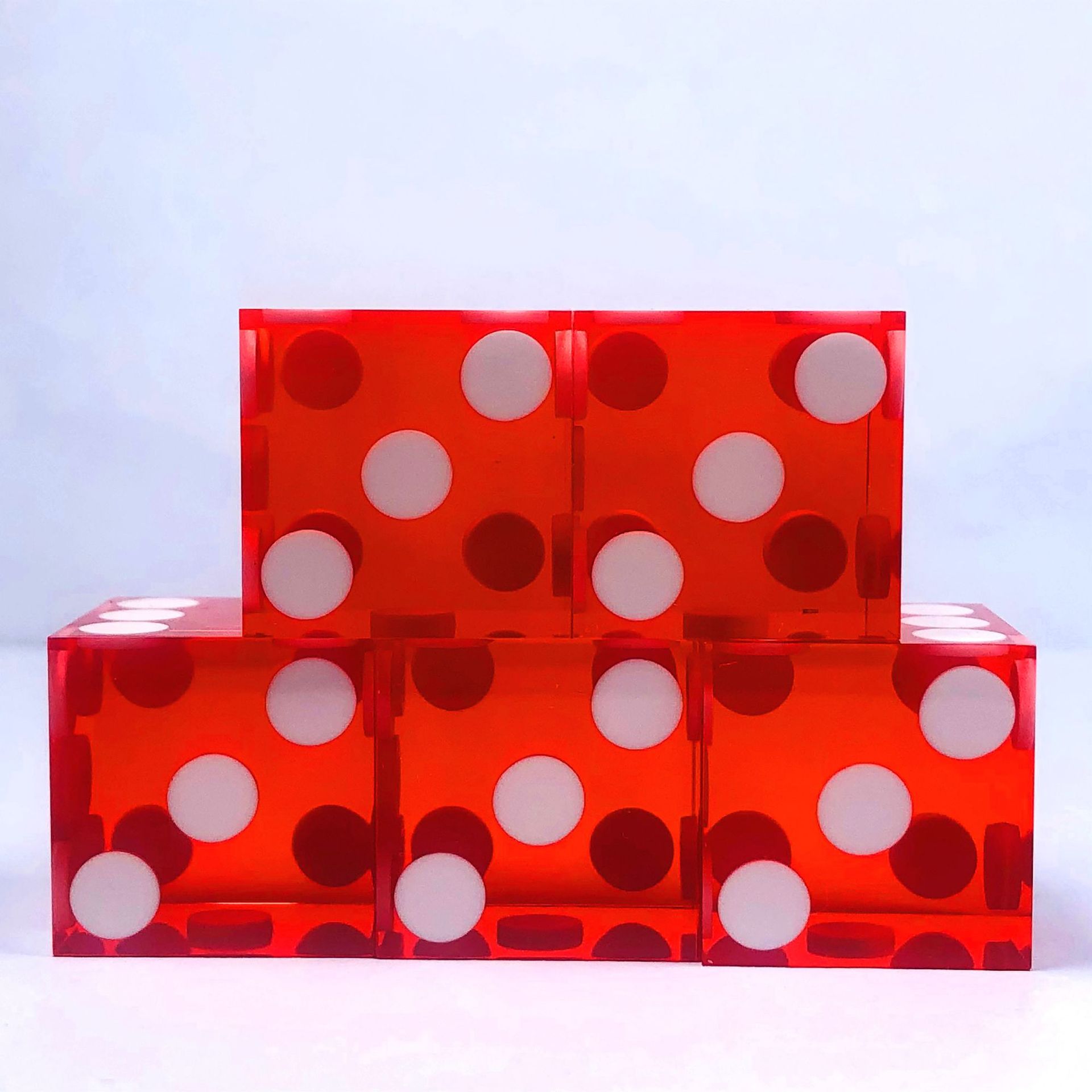 Puntos rojos y blancos transparentes