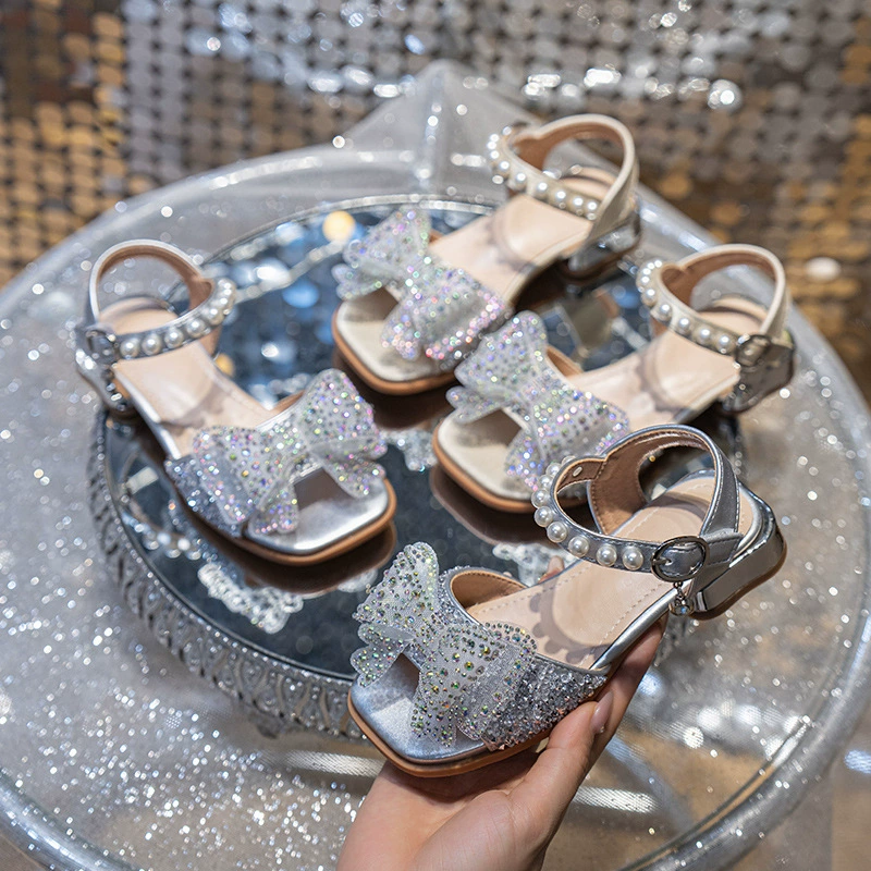 Детские туфли для девочек, сандалии принцессы, лето 2025, корейский стиль, новая модель, летние туфли на каблуке с кристаллами для маленьких девочек