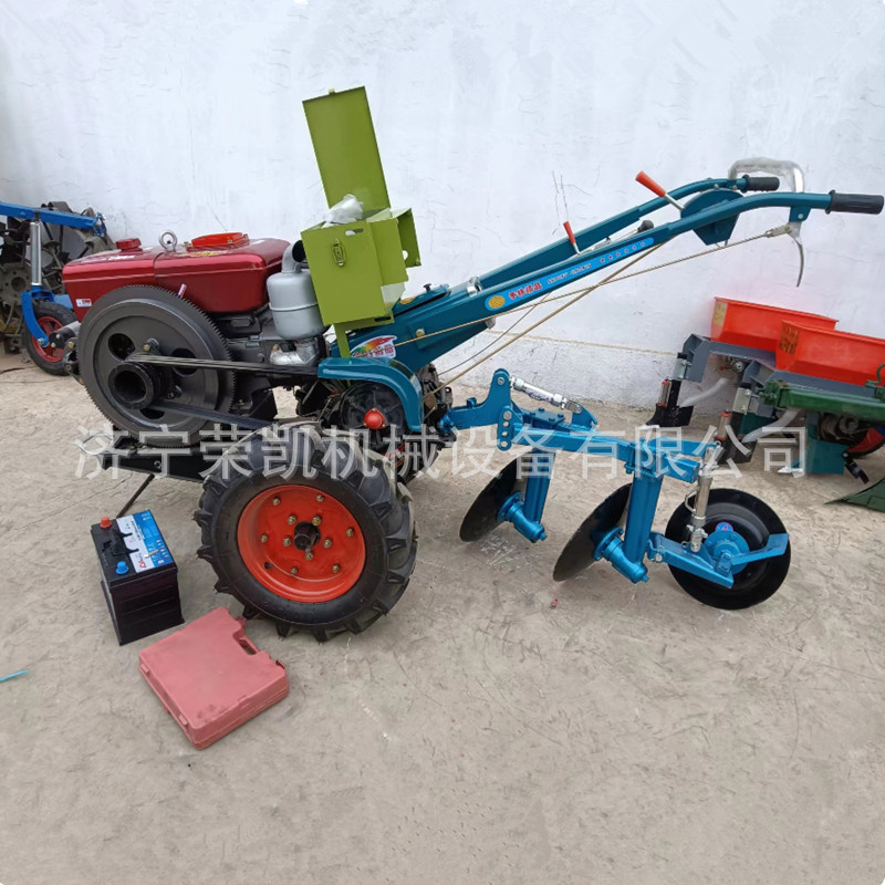 圆盘耕地犁配套12马力手扶拖拉机出口座椅旋耕松土除草耕地拖拉机