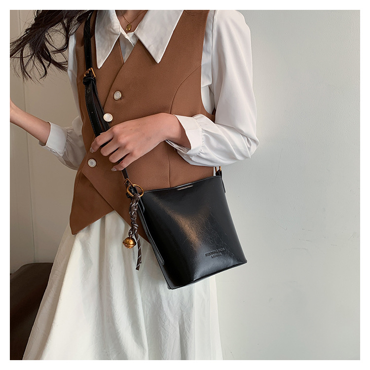 This year, the retro and fashionable women's 2024 new models are popular. This year, single-shoulder crossbody bags, large-capacity hand-held bucket bags, and cross-border bags are all in vogue undefined