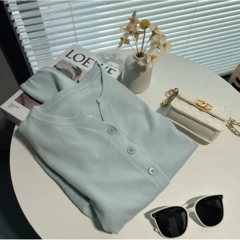 乳系の優しいショートニットのカーディガン女性の春秋気質の中にセーターのコートを着て、年齢を減らします。