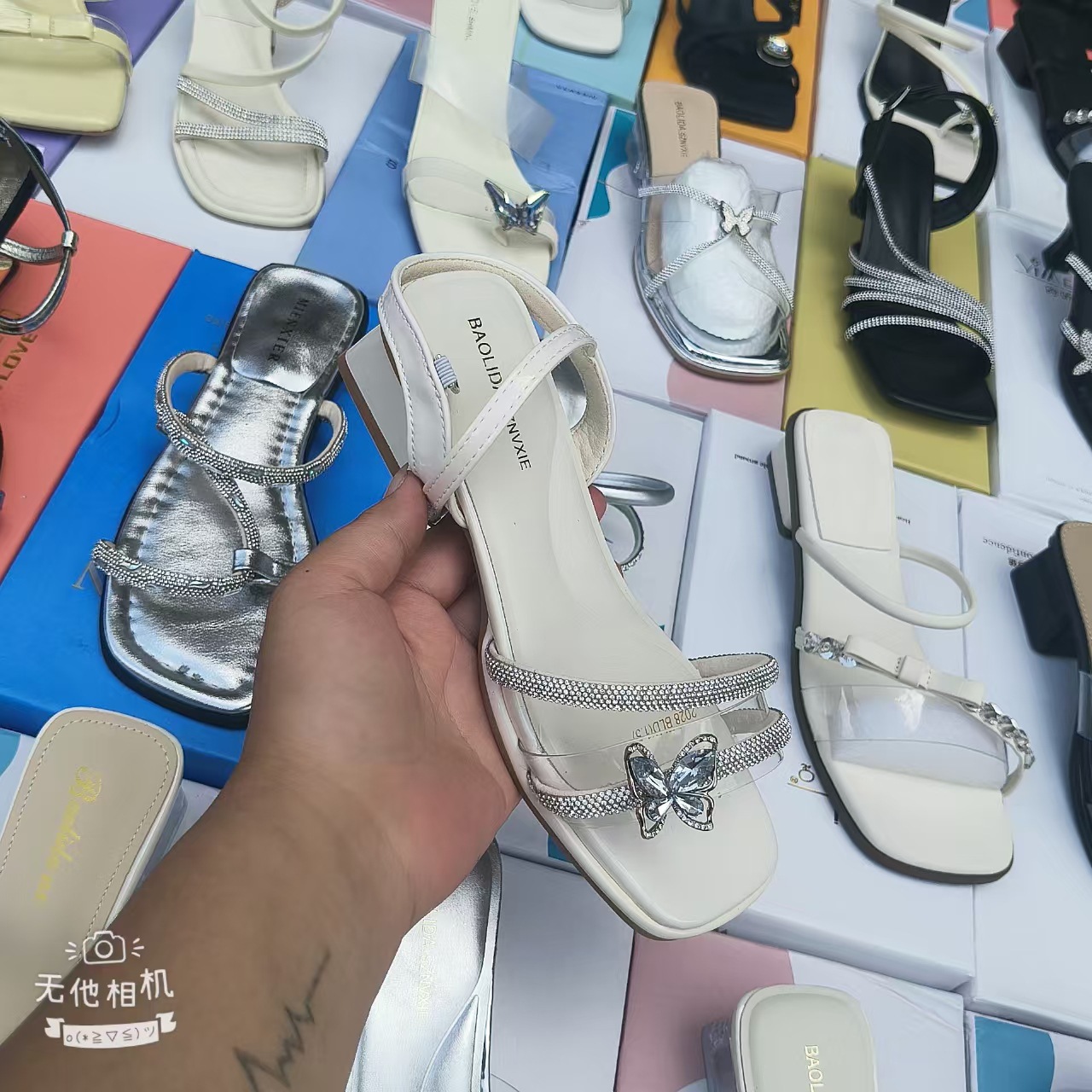 2025 nuevas zapatillas de tacón grueso francés para mujeres de verano con un dedo de diamante de hadas con faldas sandalias de comercio exterior