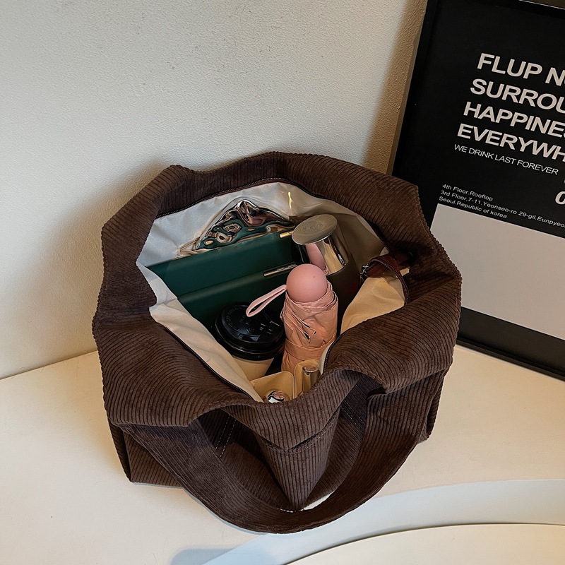 새로운 벨벳 토트 백 여성의 우아한 대용량 레트로 서양식 어깨 가방 한국 단색 간단한 통근 가방