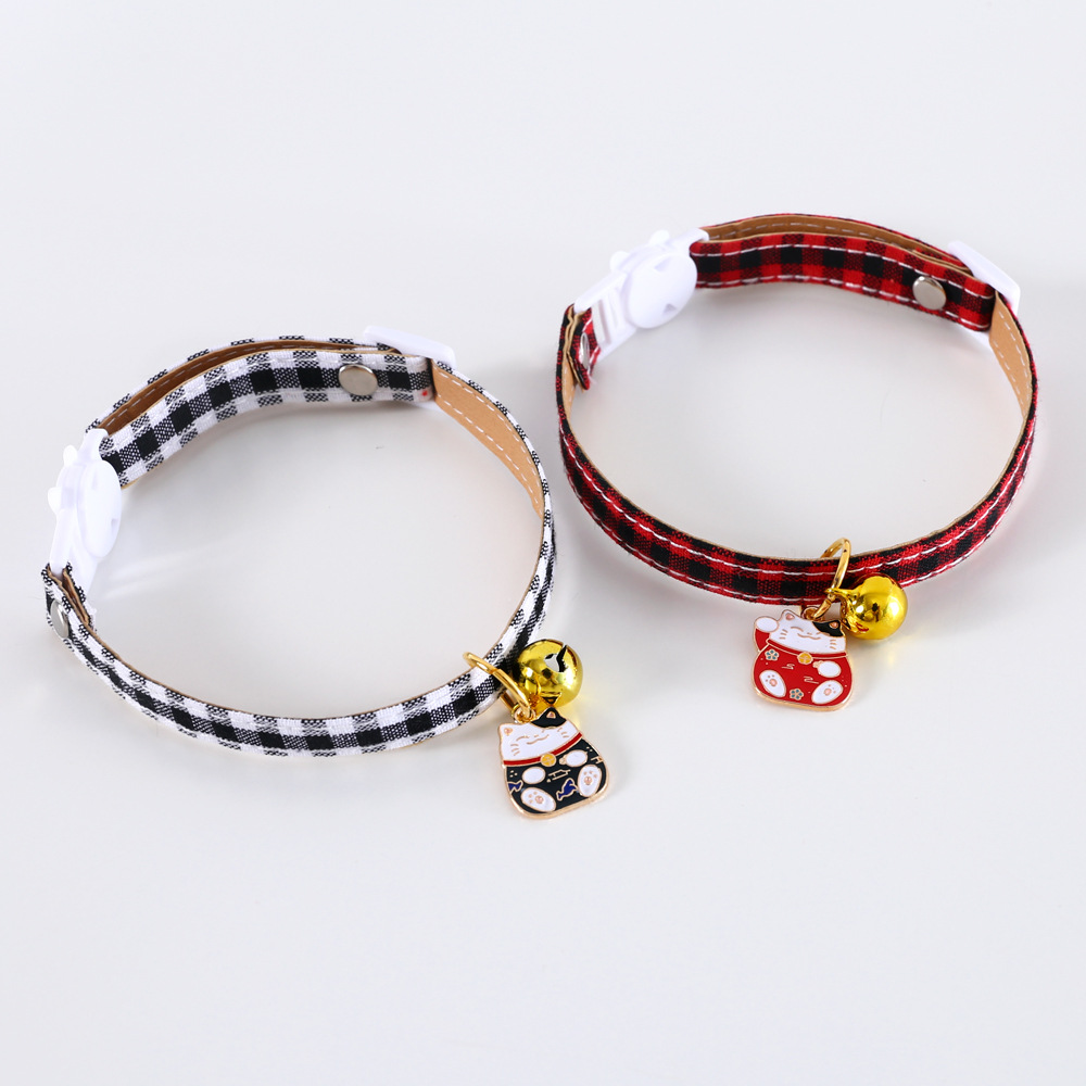 Pet PU cuadrícula ajustable anti-asfixia collar campana gatos perros conejos para atraer la fortuna gatos colgante de dibujos animados collar