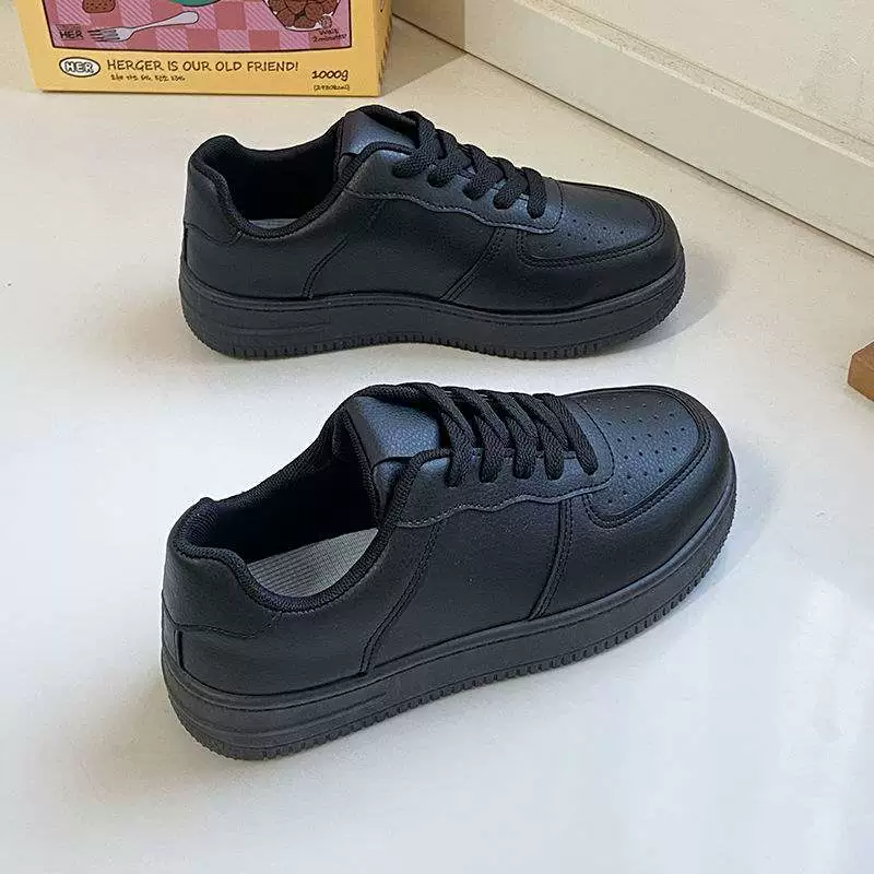 Черные женские кроссовки 2025, осенняя новинка в консервативном стиле, универсальная студенческая спортивная обувь на толстой подошве, рабочая одежда и маленькие черные туфли, устойчивые к пятнам.