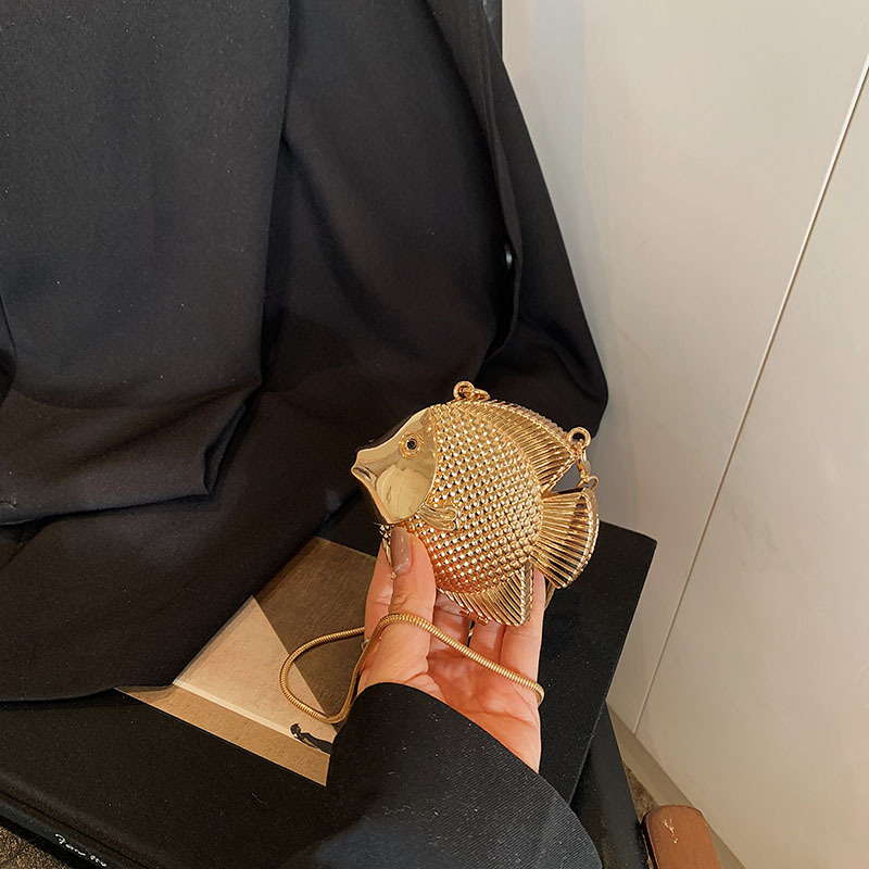 Personalidad elegante de metal en forma de pescado bolso 2025 nuevo dulce lindo extraño hombro mini bolso de lápiz labial de moda