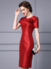 Red formal dress with three-dimensional flower decoration design feeling， buttocks wrapped dress， medium length style