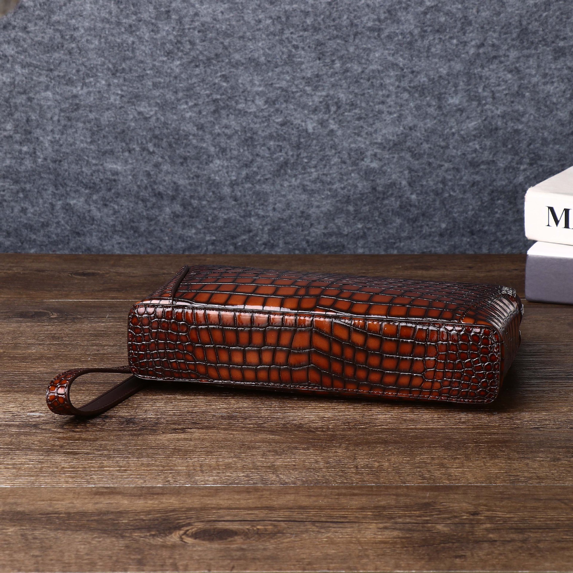 Túi clutch nam da bụng cá sấu khóa mật mã họa tiết vân đôi kéo chi tiết 2