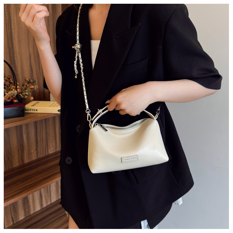 A stylish and elegant hand-held small square bag for women in the summer of 2025, featuring an Instagram-chic and high-end single-shoulder crossbody women's bag undefined