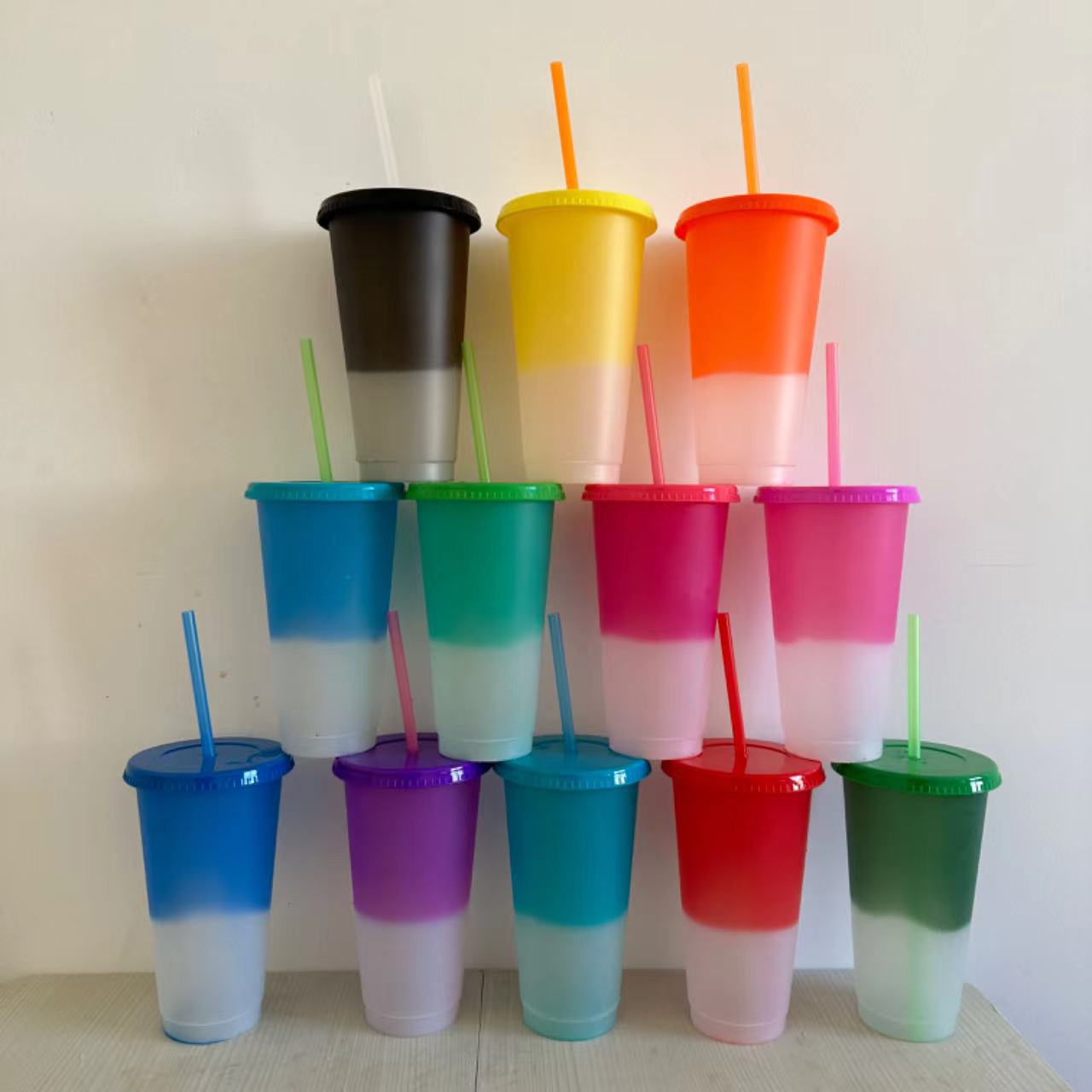 Taza que cambia de color preenfriada, venta directa transfronteriza, taza de pajita de plástico de 24oz, taza de PP, cambio de color sensible a la temperatura, regalo promocional, se puede agregar logotipo