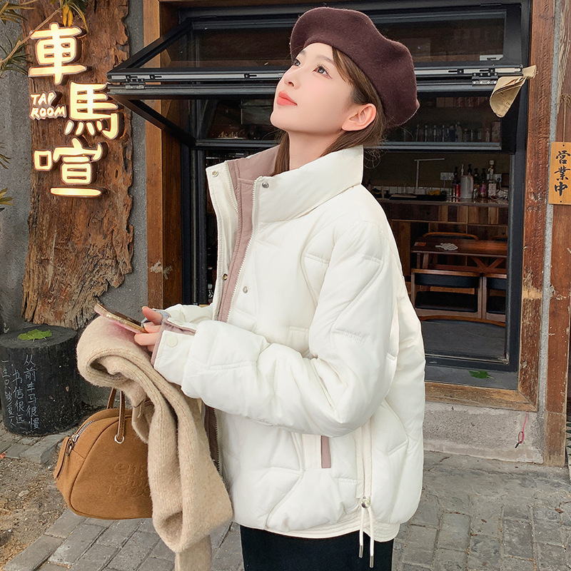 2025 moda de mujer nueva chaqueta de algodón de pluma corta ligera y delgada chaqueta de algodón de invierno de estilo exterior cuello de altura delgado abrigo grueso
