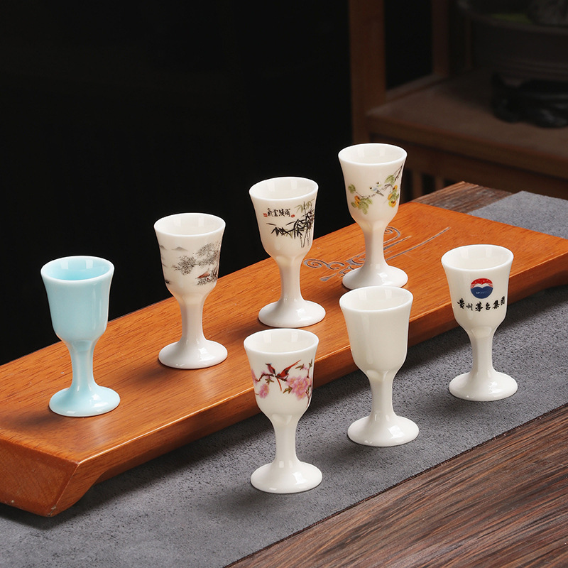 陶磁器の高足杯の白酒の一口の強い杯の青磁のロゴの花の面は贈り物のホテルの酒器の日用品を印刷します。|undefined
