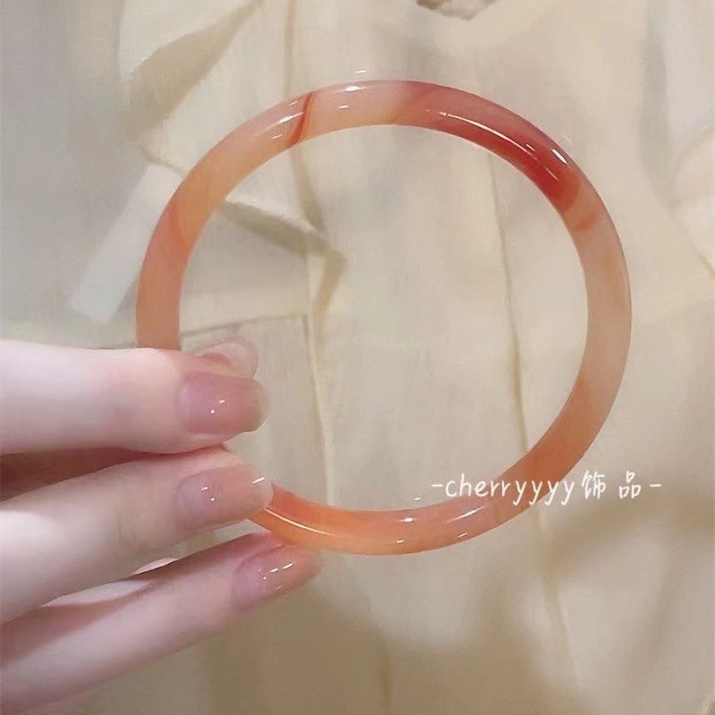 El pequeño libro rojo imita la pulsera de jade con la misma barra de vidrio grueso de un paso sonido pulsera de miel de arce rojo