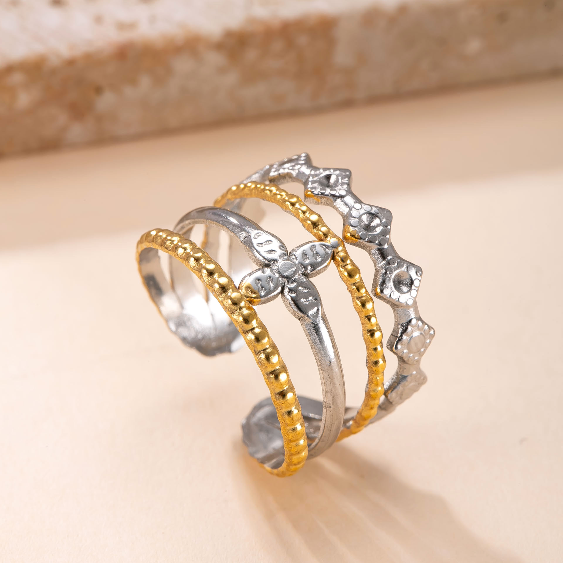 Venta caliente transfronteriza anillo de acero inoxidable diseño de nicho femenino anillo abierto a juego de colores aceite hueco amor fábrica de anillos de acero de titanio