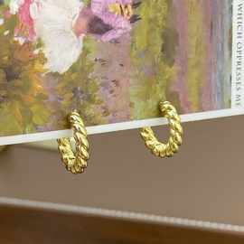 日常百搭款小众设计麻花纹理黄铜纽纹耳圈的轻复古氛围感