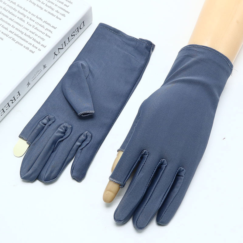 두 손가락을 보여 짙은 회색