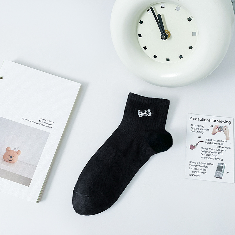 Calcetines de mujer de verano delgado algodón anti-bollar calcetines lindas vacas bordadas calcetines de mujer Zhuhai al por mayor