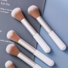 リトルオーディンメイクブラシ、チークブラシ、ハイライトブラシ、ルースパウダーブラシ、パウダーブラシ、学生美容ツール、コントゥアリングメイクアップツール