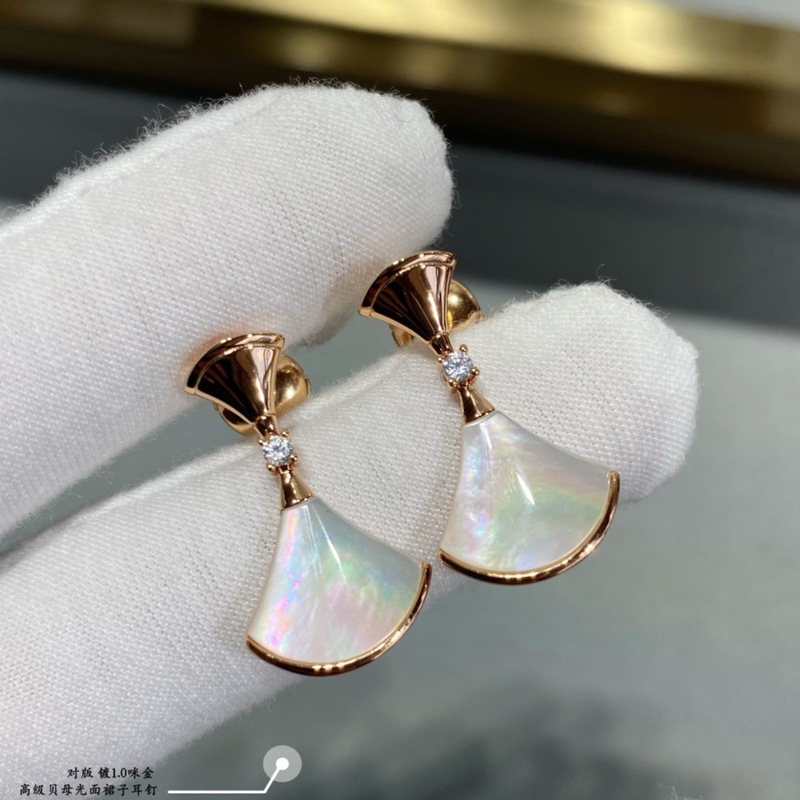 V ゴールド スカート シェイプ イヤリング レディース 18K ローズゴールドメッキ ダイヤモンドとマザーオブパール カーネリアン シェイプ イヤリング|undefined