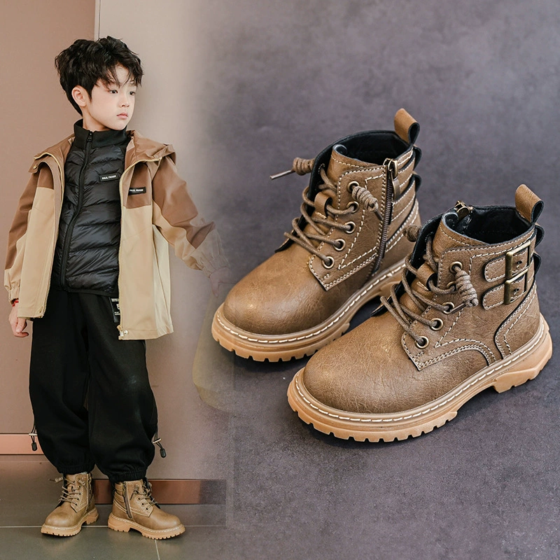 2025 новых осенне-зимних ботинок для мальчиков, средние и большие детские одинарные ботинки для маленьких мальчиков в британском стиле, кожаные и бархатные детские хлопковые сапоги.