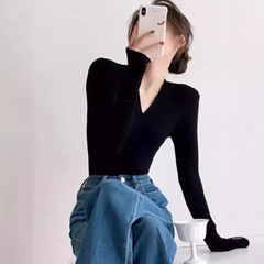 黒の低襟ニットの底のシャツの女性の春夏の中で身を修めるファッションのデザイン感の小さい大衆のvネックの長袖のtシャツの上着を掛けます。