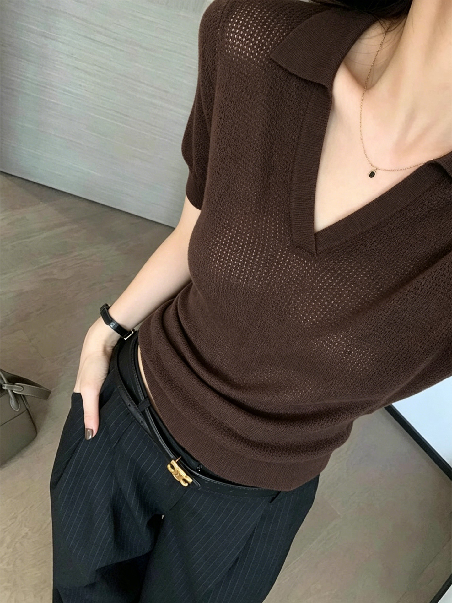 Áo thun nữ cổ V rỗng dệt kim ngắn tay chất liệu lụa băng phong cách Polo — Màu cà phê đậm