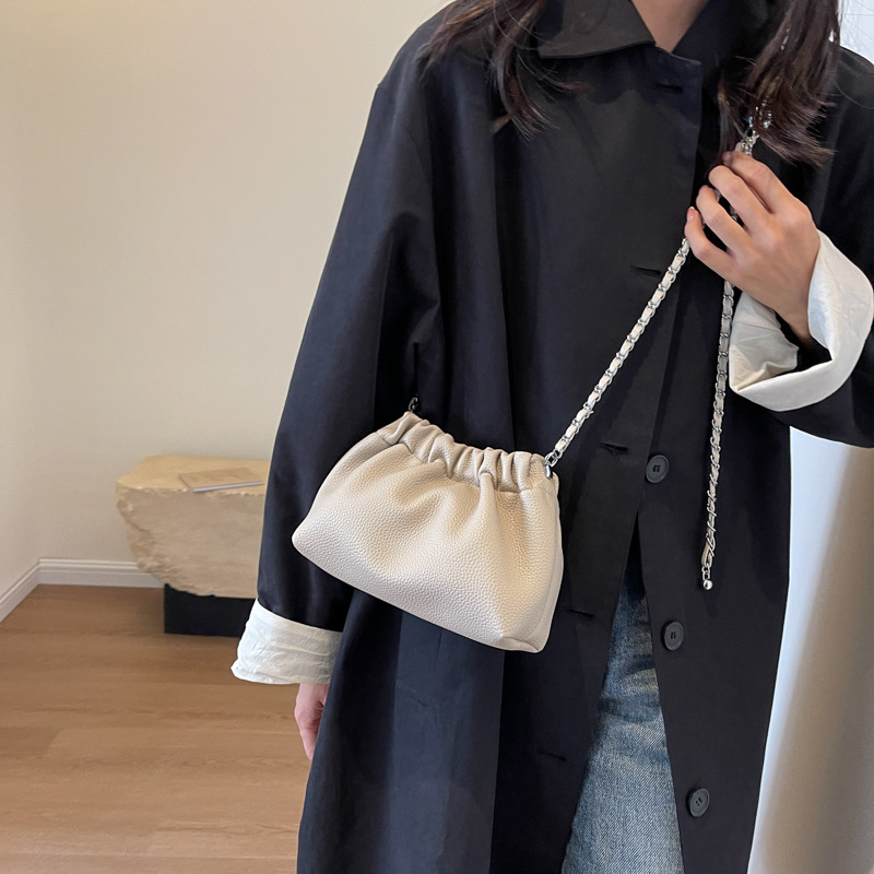 Bolso popular de este año bolso de mujer 2023 nuevo diseño de nicho bolso de hombro de la cadena textura versátil bolso de cubo popular