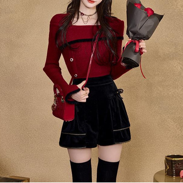 Spring and Autumn 2025 [Beauty Stickers] Beautiful Cold White Skin, White and Red Tone One-Shoulder Design Sweater