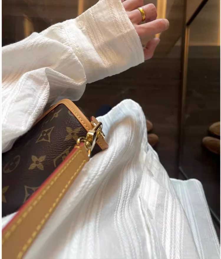 Áo sơ mi nữ sọc dọc jacquard phong cách Hàn Quốc, dáng rộng, chất liệu thoáng mát, phù hợp đi làm và dạo phố — màu trắng chi tiết 3
