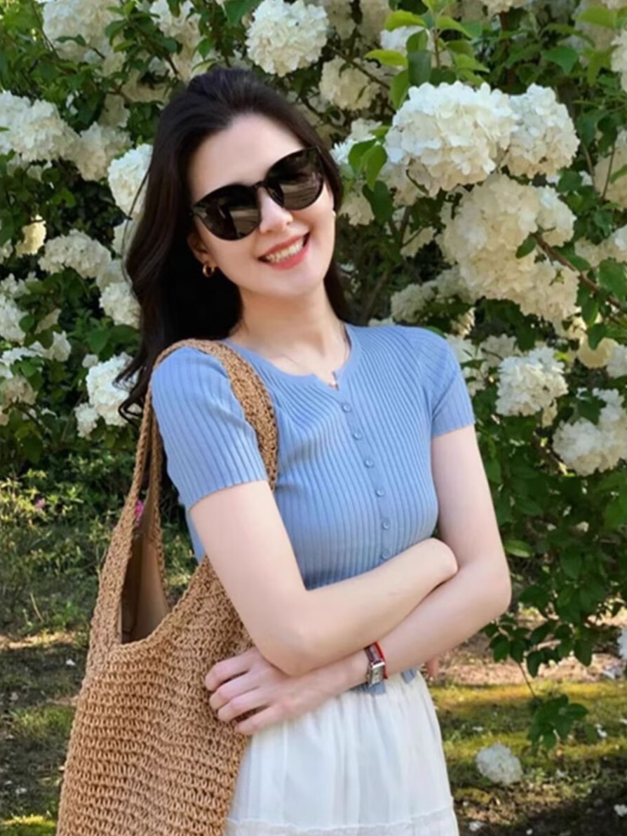 Áo thun ngắn tay nữ dệt kim cardigan chất liệu lụa băng mát mẻ, thiết kế ôm sát — Màu xanh da trời