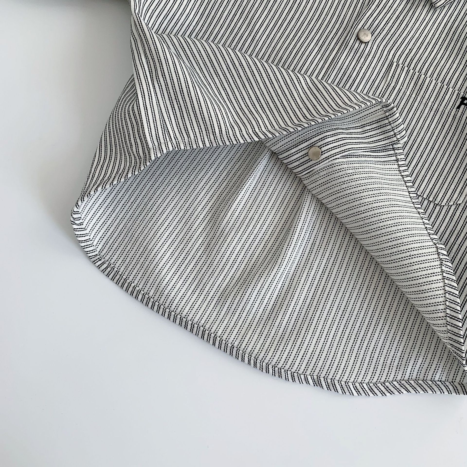 Mai Bao ropa infantil camisa infantil 2025 otoño nuevo modelo coreano para bebés varías camisa de manga larga a rayas verticales